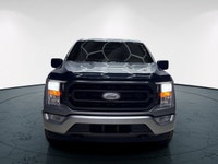 Experience the renowned 2022 Ford F-150 XLT 4x4 SuperCrew in a striking Silver finish, built for bot... (image 3)