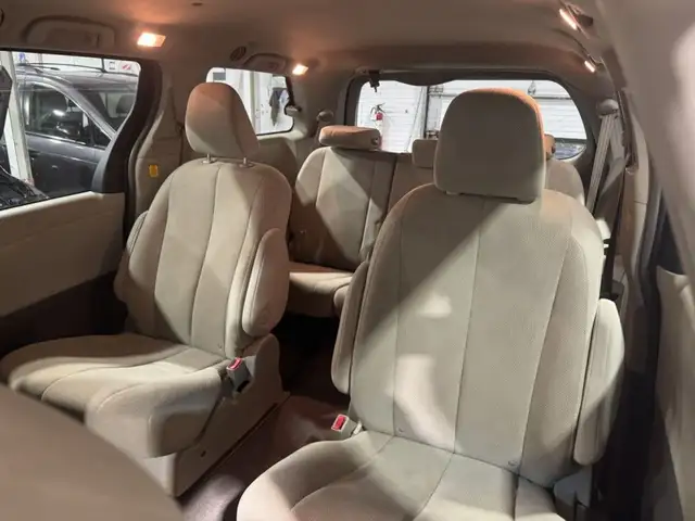 2011 Toyota Sienna LE in Cars & Trucks in City of Montréal - Image 19