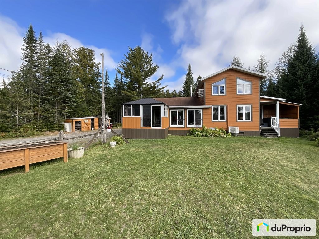 $489,000 - 1 1/2 Storey for sale in Lac-Aux-Sables — photo 1