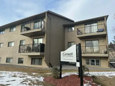 Spacious Top Floor 2 Bedroom Cat Friendly Suite in Clearview!
