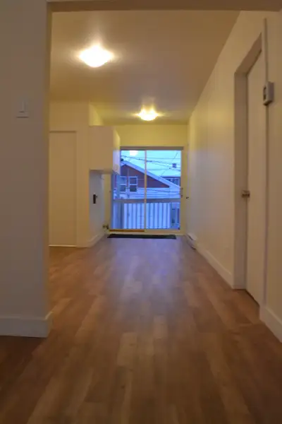 595 $/mois - 6 premiers mois. 695 $/mois - Ensuite. 4 1/2 - Deuxième étage - Immeuble bien entretenu...