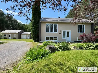 Grande maison rénovée sur vaste terrain entièrement aménagé, située dans un quartier très paisible....