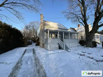 Coquette petite maison avec grand terrain, milieu paisible Une coquette petite maison à vendre d'un...