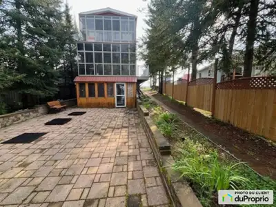 Coup de coeur assuré pour cette propriété. Au bord du lac La Motte avec plage privée incluant un han...