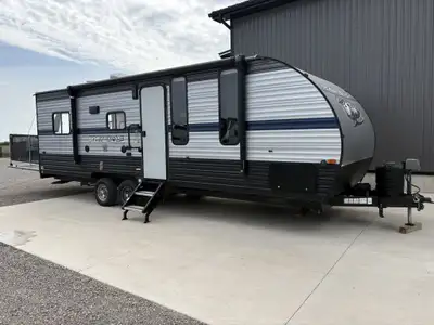 Toy Hauler Specifications and Features: Exterior Dimensions: Length: 28 feet 10 inches; Width: 8 fee...