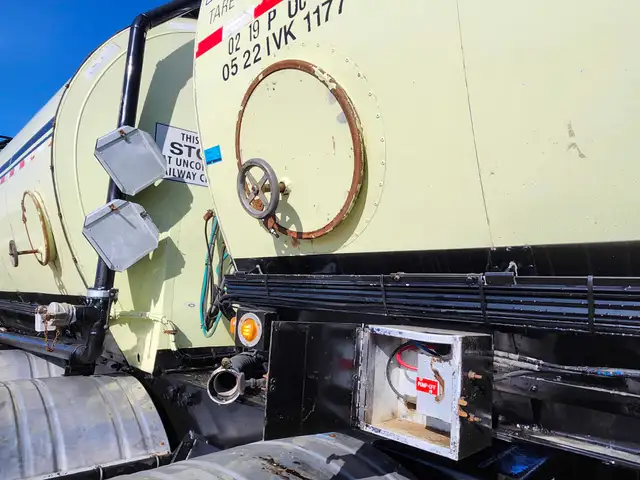 2004 Advance 51,400 L Super B-Train Insulated 406 Tank Trailer in Heavy Equipment in Delta/Surrey/Langley - Image 29