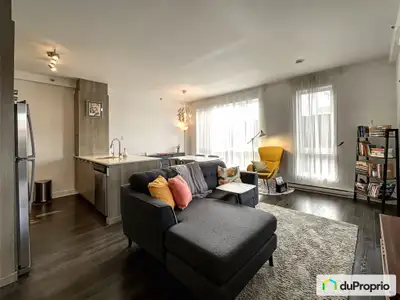 Rare propriété sur le marché! Une superbe unité de coin nichée au 4e et dernier étage d'un complexe...