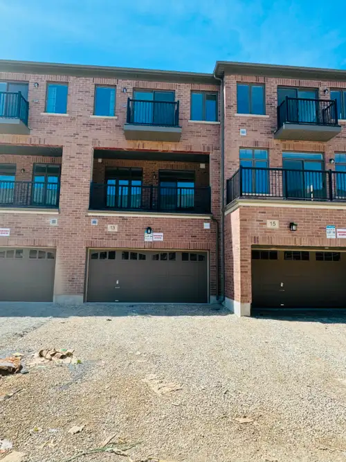 4 BEDROOMS TOWNHOUSE (NEW SUBDIVISION) CLOSE TO ALL AMENITIES WITH 6 CAR PARKINGS
