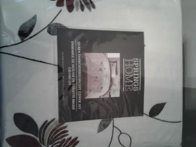 Queen Embroidered Duvet Cover Set in Bedding in London - Image 2