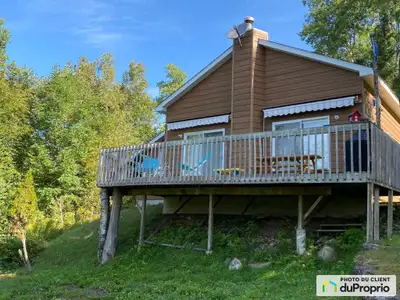 Magnifique chalet quatre saisons avec petit garage séparé. Situé directement sur un grand lac naviga...