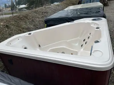 Apollo Spa (Built by Arctic Spas) 78″x78″x104″x37″✅ 25 Jets ✅ 1 Jet Pumps ✅ 2-3 Man Tub ✅ 110V or 22...