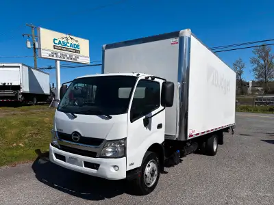 2020 Hino 195 - 20' Box - 3300 lb power tailgate - automatic allison transmission - only 125,000 kms...