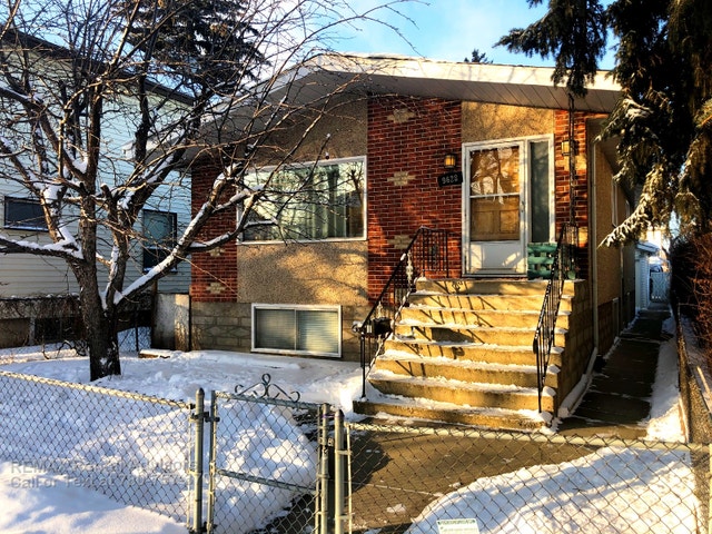 WONDERFUL 3 BED, 1.5 BATH HOUSE (UPPER PORTION ONLY), IN THE COM | Long ...