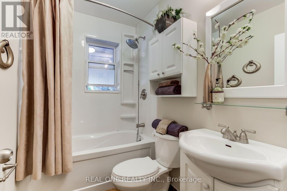 349 HORSHAM AVENUE Toronto (Willowdale West), Ontario 5
