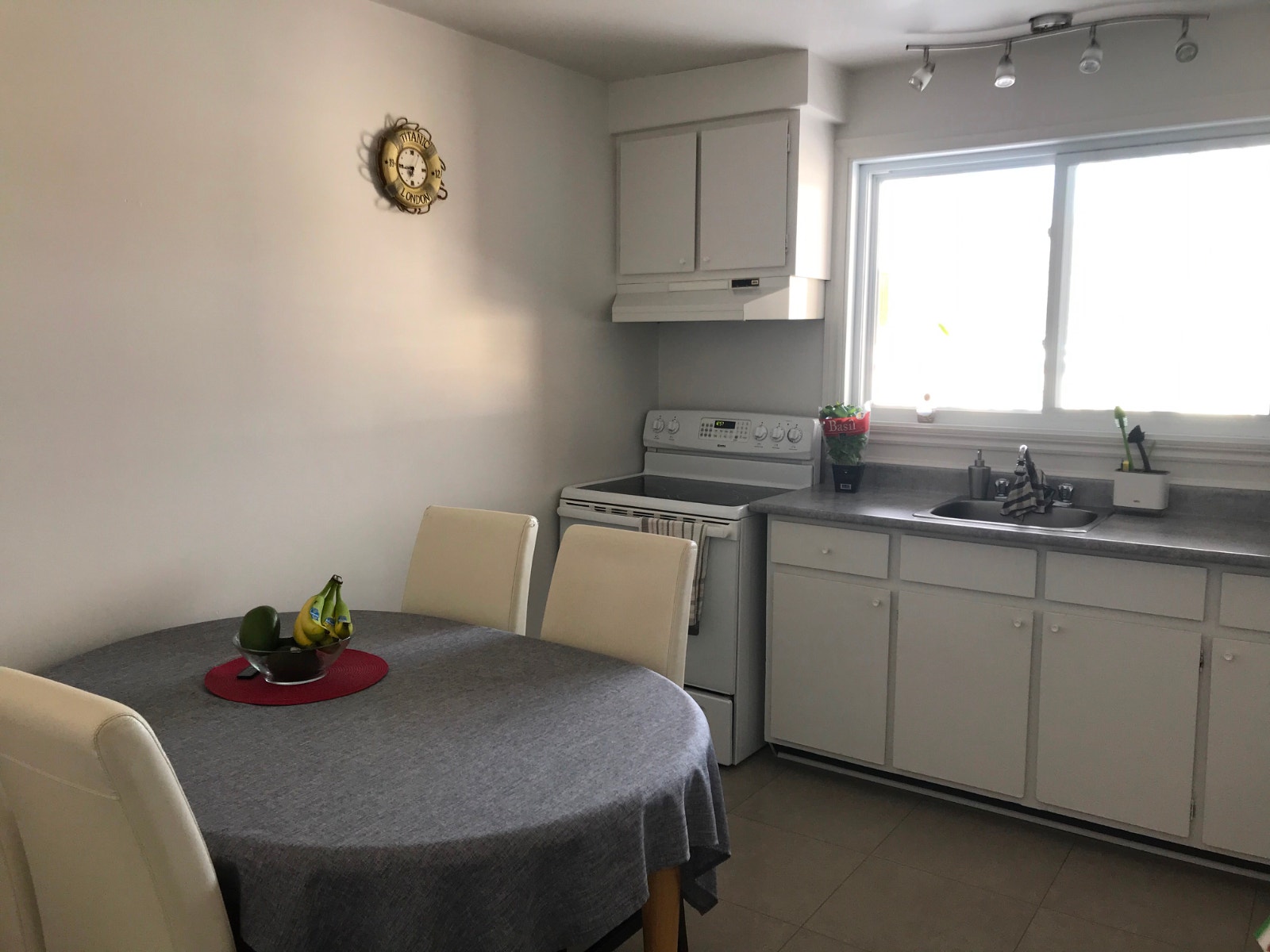 TOUT INCLUS! 5 1/2 à Ste-Foy *Disponible Maintenant* 1er étage — photo 2