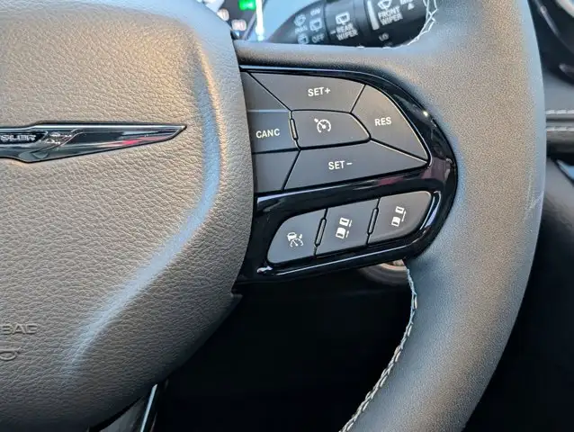 2026 Chrysler Pacifica Select in Cars & Trucks in Edmonton - Image 25
