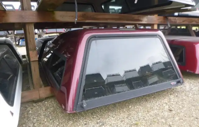 2007 - 2013 Chevrolet Silverado 8' 66 Red Highrise Truck Cap in Other Parts & Accessories in Kitchener / Waterloo - Image 3