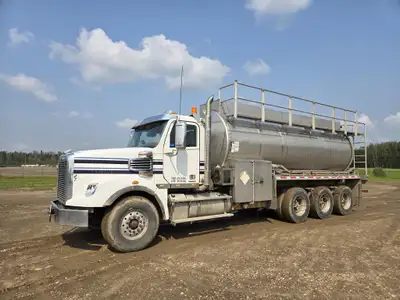 2014 FREIGHTLINER CORONADO 122 SD 22,526 L TRI DRIVE TANK TRUCK - Detroit DD16 15.6 L 6 Cyiinder 560...