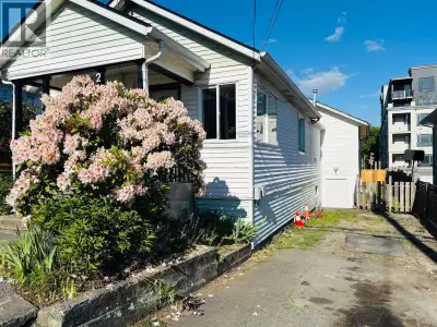 Newly renovated duplex!!! This bright spacious front-unit duplex features 2 bedrooms, 1 bathroom, a...