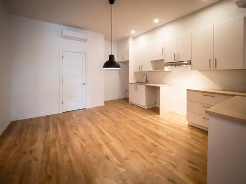 -Très grand 3 1/2 rénové à neuf de style condo, 860 pi. ca. - Air climatisé - Salle de bain, céramiq...