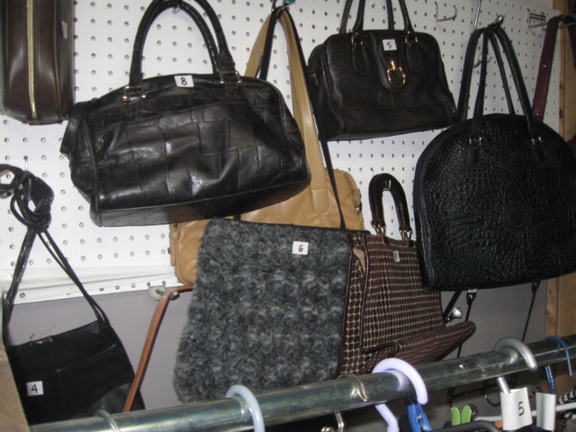 AUBAINE - 22 TRÈS BELLES SACOCHES AU CHOIX - COMME NEUVES in Women's - Bags & Wallets in City of Montréal - Image 4