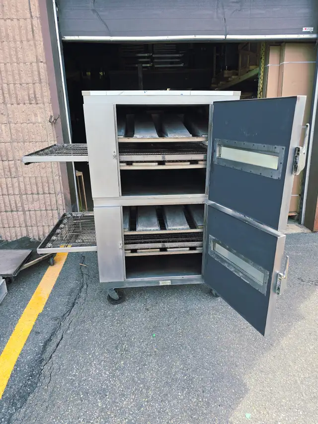 Lincoln Conveyor Pizza Oven / Four a Pizza Convoyeur in Industrial Kitchen Supplies in City of Toronto - Image 8