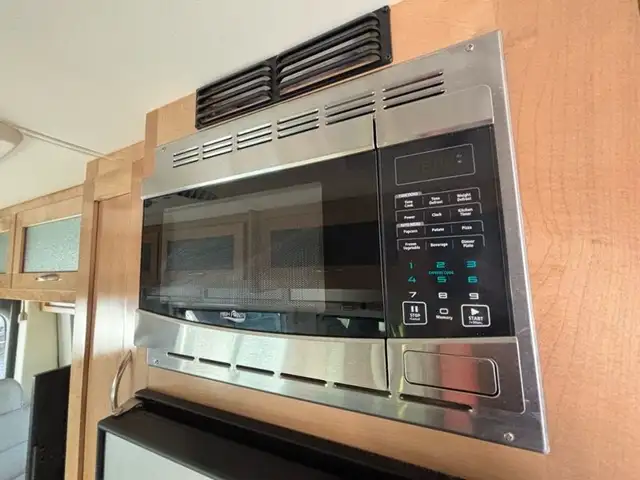 2024 Beyond 22C in RVs & Motorhomes in Laval / North Shore - Image 12