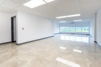 Espace garage avec bureau Securisé clotures et cameras 1600 pieds carrés. 800 pieds carrés de bureau...