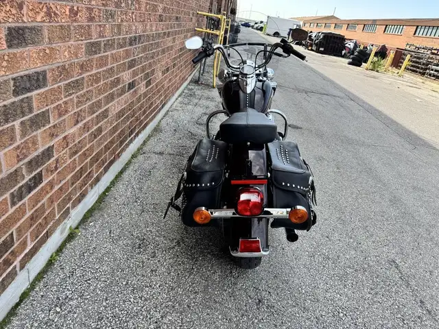 2011 Harley-Davidson Heritage Softail Classic **CANADIAN BIKE**  in Street, Cruisers & Choppers in Markham / York Region - Image 8