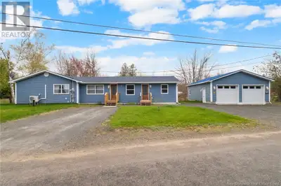 This spacious and versatile bungalow is perfectly situated on a 1 acre corner lot and is centrally l...