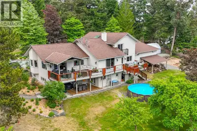 Welcome home to 3729 Panorama Cres! This beautifully updated 2-acre property is in a fantastic locat...