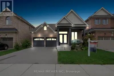 Welcome to 37 Walls Crescent a very rare and beautifully upgraded bungaloft offering approximately 2...