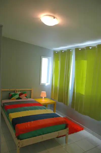Very bright , quiet and comfortable room on the main floor of the house. Perfect for student, intern...