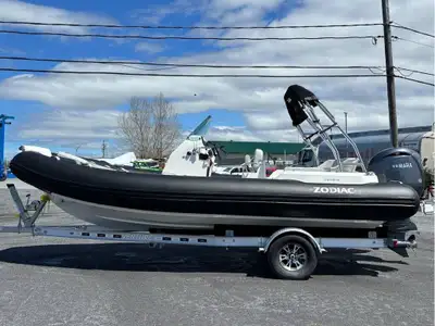 XDCM68DLK325 Remorque Aluminium, Arche inclinée vers l'avant, Toit bimini, Sonar/GPS Raymarine, Radi...