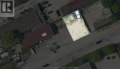 Calling all car dealers and entrepreneurs! This high-traffic corner location at Hanna St E and Howar...