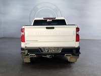 The 2022 Silverado has elements that reinforce the trucks wide, stable and confidence-inspiring stan... (image 3)