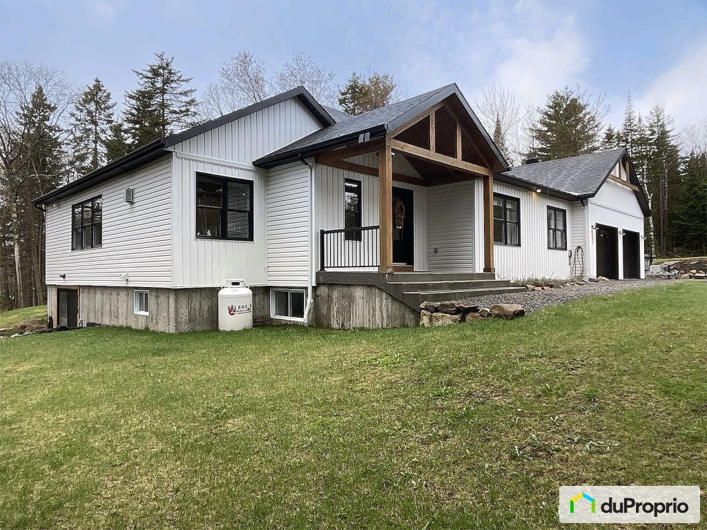 $890,000 - Bungalow for sale in St-Hippolyte — photo 1