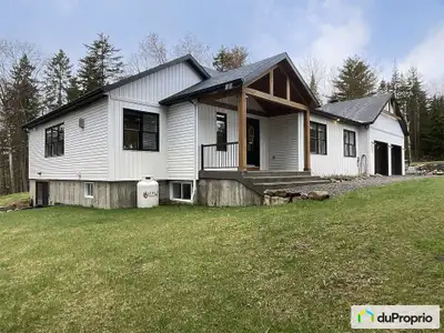Maison unifamiliale avec bachelor rez-de-jardin dans un secteur paisible et familial. Elle se situe...