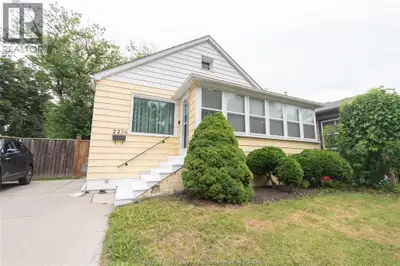 Well-designed 2+1 bedroom, 2-bathroom home located in a desirable area close to schools, shopping ce...