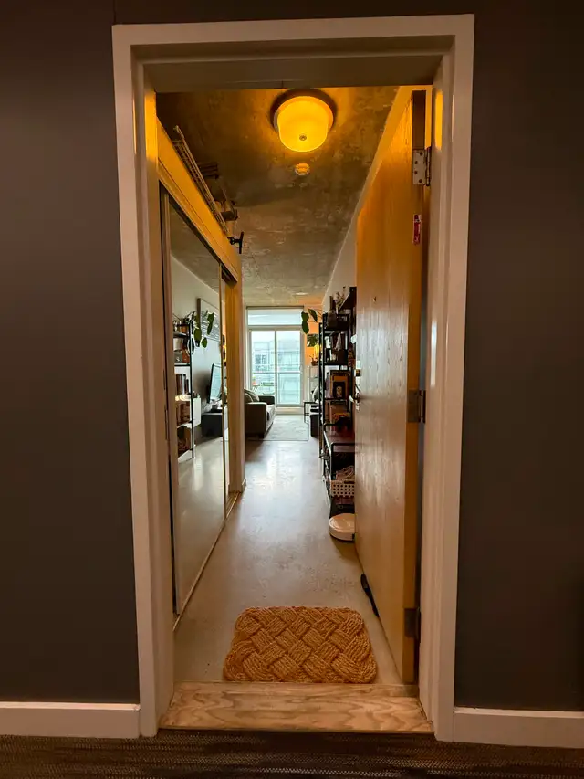 High-Ceiling Loft with Natural Light in Queen West in Long Term Rentals in City of Toronto - Image 7