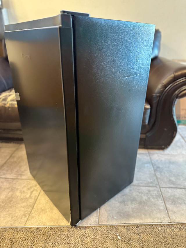 Hisense RC33C1GBE 3.3 Cu. Ft. Freestanding Compact Refrigerator in Refrigerators in Calgary - Image 4