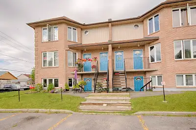 beau grand condo de 1300 pieds carrés très tranquille 3ieme étag