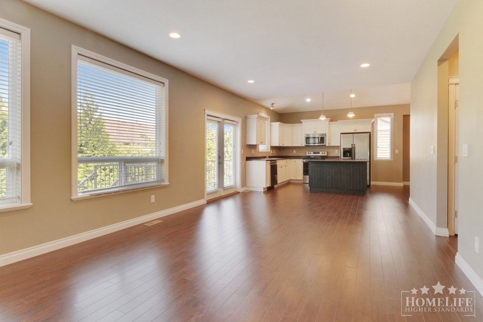 Comfortable & Spacious 3 Bed, 1 Den, & 2.5 Bath - Upper 2 floors 4