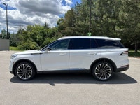 // ACCIDENT FREE!! // This 2023 Lincoln Aviator Reserve AWD is a premium three-row SUV that blends p... (image 9)
