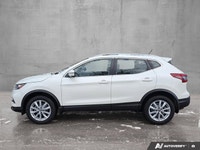 This 2023 Nissan Qashqai SV AWD comes equipped with Intelligent All-Wheel Drive, a Power Moonroof, 1... (image 1)