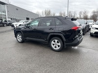 Le Toyota RAV4 LE 2021 est un VUS compact très populaire, reconnu pour sa fiabilité, son efficacité... (image 6)