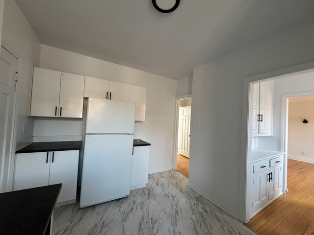 Charming 2 bedroom  with living , dining and butler's pantry dans Locations longue durée  à Ville de Montréal