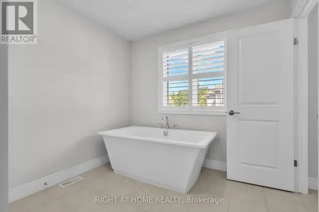 321 CARRIAGE WAY Waterloo, Ontario in Houses for Sale in Kitchener / Waterloo - Image 23
