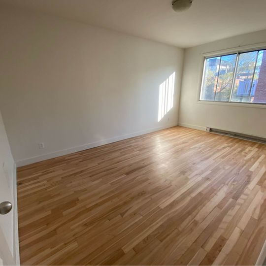 4.5 (2 chambres) de grande taille complètement rénové dans Côted 5