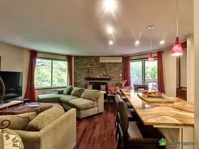 Excellente localisation! Parcs, activités, REM, autoroutes, etc. CLIMATISEUR MURAL, RÉFRIGÉRATEUR, C...